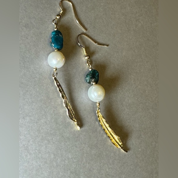 Turquoise & Cultured Pearl feather Fish hook earrings - Picture 5 of 6